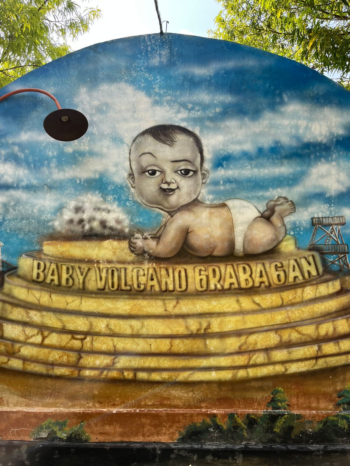 Pengunjung di Baby Volcano